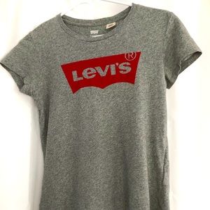 Gray Levi’s women t-shirt.